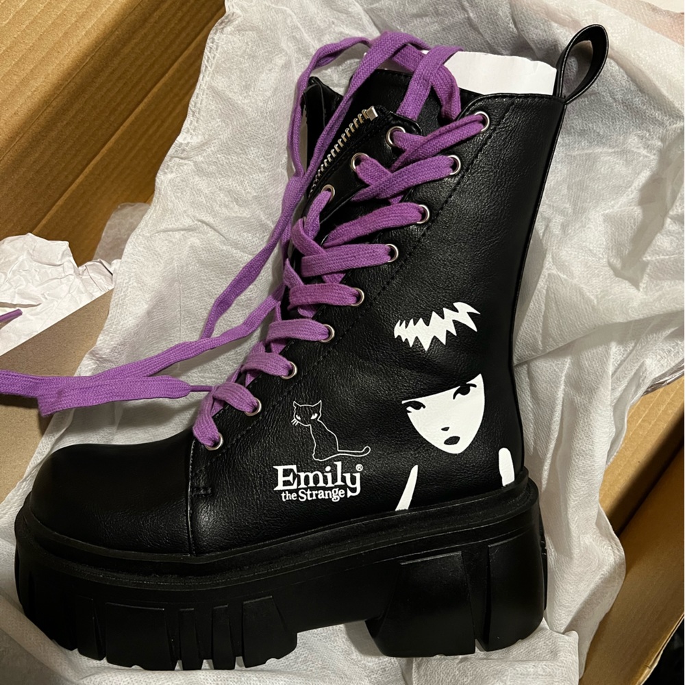 ****BRAND NEW **** EMILY THE STRANGE LEAVE ME ALONE COMBAT BOOTS